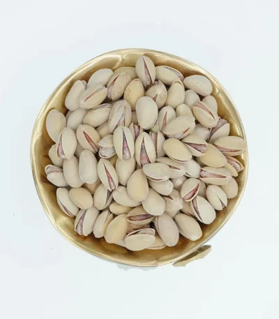 پسته احمد آقایی نمکی کلاسیک دستچین – پسته‌ای با طعم اصیل و کیفیت بی‌نظیر، مناسب برای مصرف روزانه و استفاده در میان وعده‌های سالم