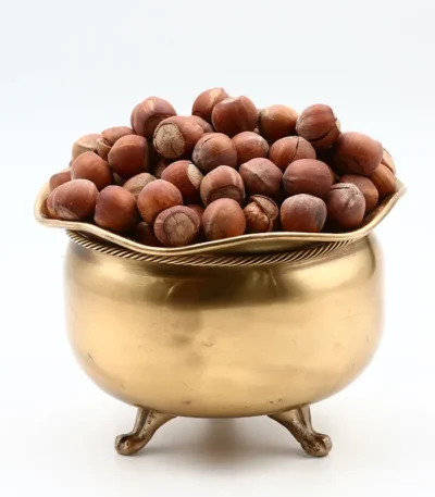 فندق خام با پوست قهوه‌ای و درشت