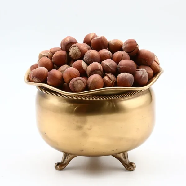 فندق خام با پوست قهوه‌ای و درشت